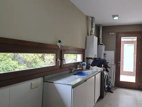 Casa en Alquiler con 2 cocheras