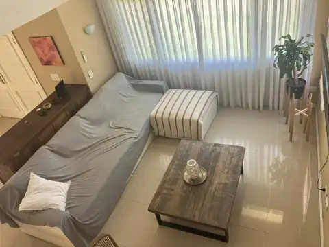 Casa en Alquiler con 2 cocheras