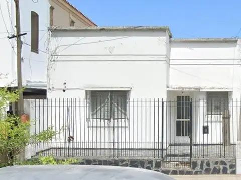 Casa en venta - 2 Dormitorios 1 Baño - 300Mts2 - La Plata