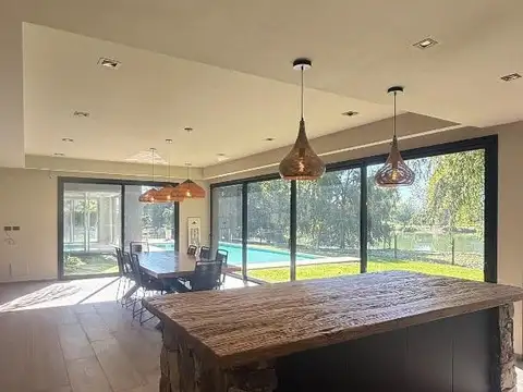 Casa en Alquiler con 4 cocheras
