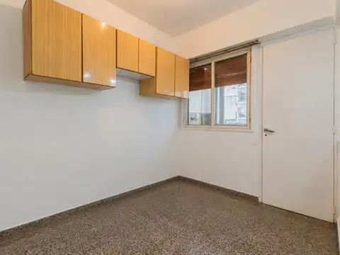 Departamento cuatro ambientes. Semi piso con balcón. Luminoso. Conectividad