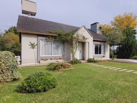 Venta casa 3 ambientes con pileta en Aero Country Club