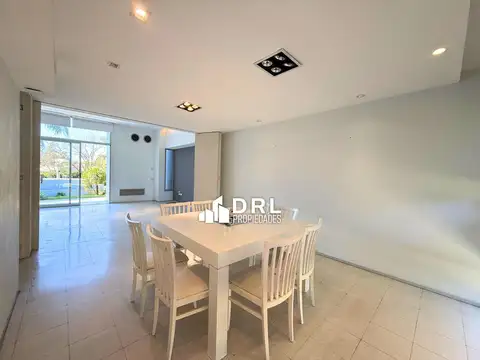 Casa en Alquiler con 2 cocheras