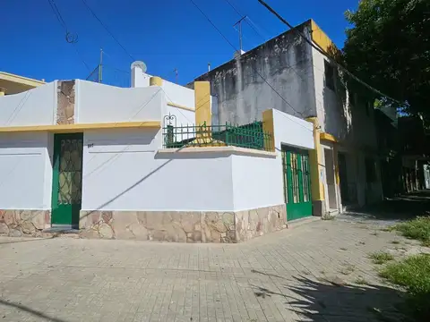VENTA - CASA CON COCHERA - 2 DORMITORIOS - SAN NICOLAS 500 - LUIS AGOTE