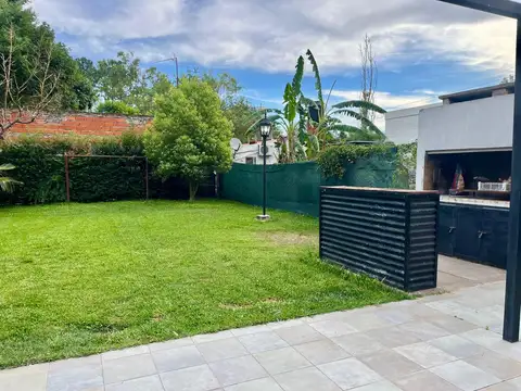 VENTA/PERMUTA - Casa de 2 dormitorios con cochera y jardin. Fisherton, Rosario.
