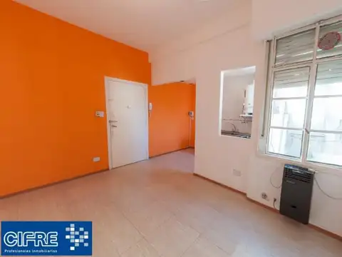 Departamento de 2 ambientes en primer piso por escalera, Ubicado en Coghlan.