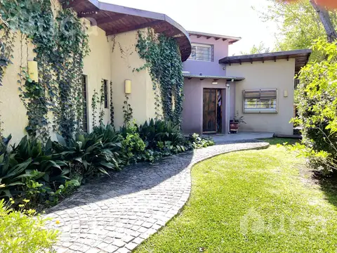 VENTA APTA CREDITO | Excelente CASA Muy Luminosa c/Jardin y Pileta | Las Chacras