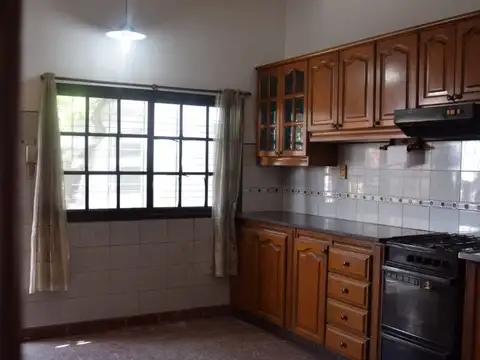 Casa 4 ambientes con 2 baños