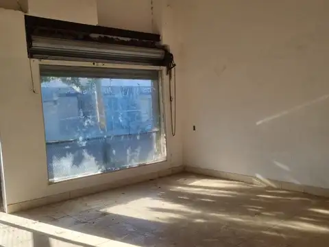 Casa con local y terreno en venta