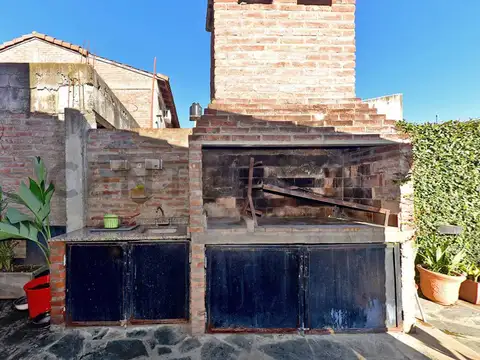 VENTA CASA 5 AMBIENTES CON PILETA, QUINCHO Y JARDÍN EN HURLINGHAM. FINANCIACIÓN
