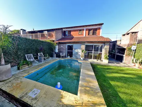 VENTA CASA 5 AMBIENTES CON PILETA, QUINCHO Y JARDÍN EN HURLINGHAM. FINANCIACIÓN