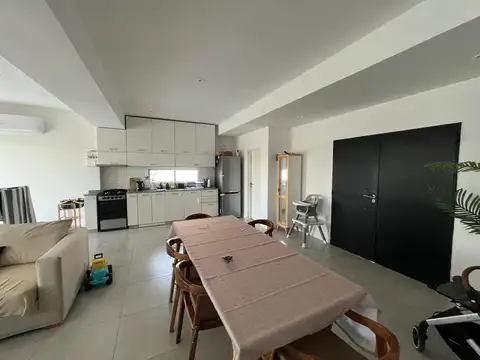 Casa en Alquiler con 2 cocheras