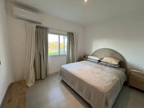Casa en Alquiler con 2 cocheras