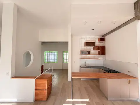 VENTA - Sarmiento y Montevideo: Casa de diseño remodelada. Tres dormitrorios. Terraza y parrillero.