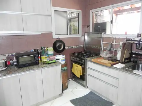 CASA, 6 DORM., EN  2 PLANTAS, 4 BÑOS, GRAN LIV-COM, COC-COM, FONDO, QUINCHO, PARRILLA