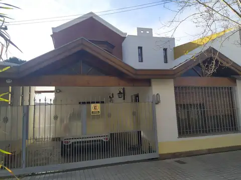 Hermosa casa sobre amplio lote a mts. centro y estación 