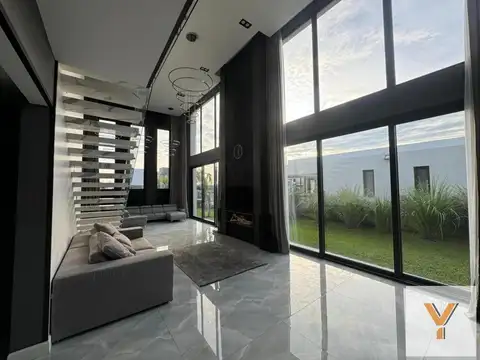 Casa 8 ambientes con 4 baños