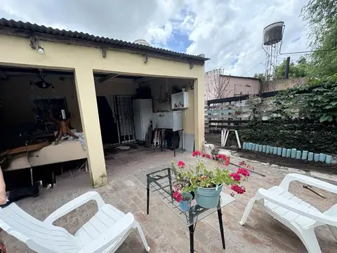 Se vende una casa llena de encanto y pontencial, ubicada en Empalme Lobos, Calle Ajo al 2500