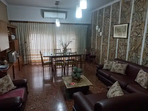 Casa 7 ambientes con 2 baños