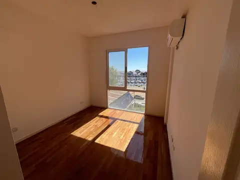 Departamento 3 ambientes al frente con vista al Puerto con cochera cubierta