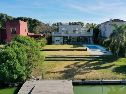 Casa al Lago  en Venta en Santa Barbara!