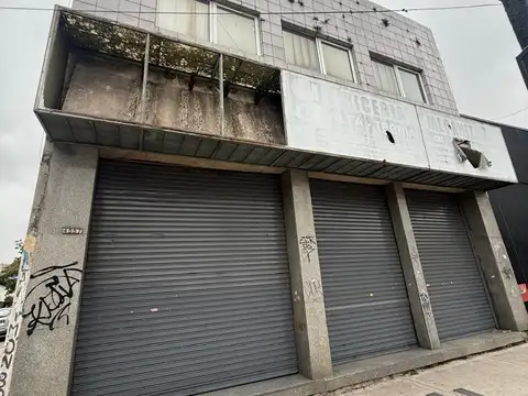 Deposito en Alquiler con Local a La Calle y Dpto. Ubicado en Villa Luro.