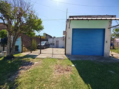 Casa con local a la venta en Isidro Casanova