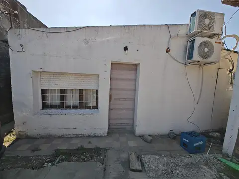 Casa con local a la venta en Isidro Casanova