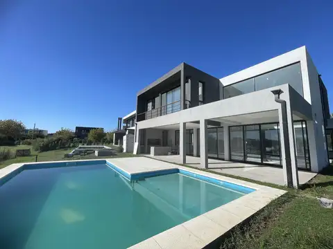 Casa 5 ambientes con 6 baños