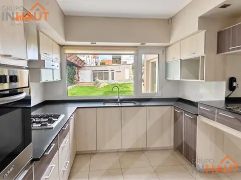 Casa en Venta con 4 cocheras