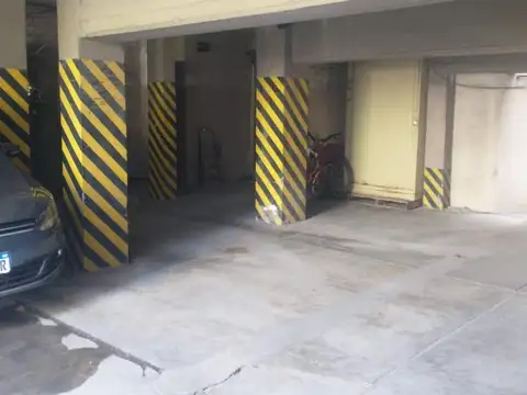 Cochera privada con baulera en Parque Patricios