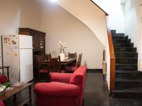CASA - 4 AMB - LOTE 8,66 X 25,98 - IDEAL VIVIENDA Y/O PROYECTO INMOBILIARIO