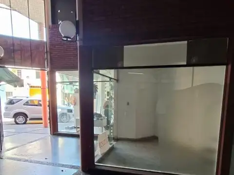 Alquilo para uso comercial local en pleno centro