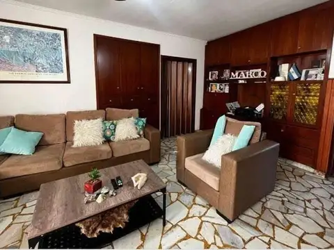 Venta Departamento 4 ambientes local cochera Bernal Este