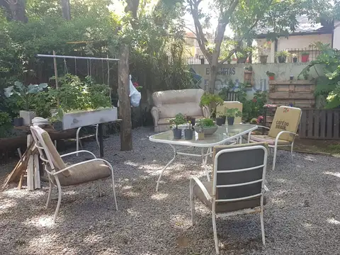 Casa en esquina con jardin al frente living comedor cocina baño completo 2 dormitorios garage cub.