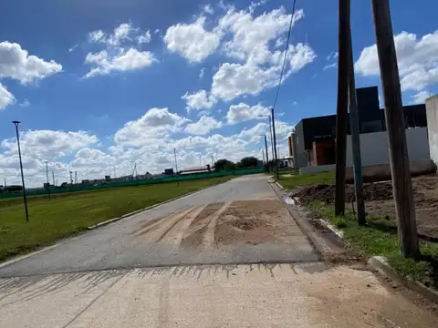 LOTE EN VENTA 258m2 APTO DUPLEX RINCONES MANANTIALES