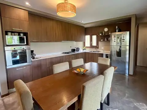 VENTA: casa de tres dormitorios, galería con parrillero, pileta y dos cocheras. Puerto Roldan