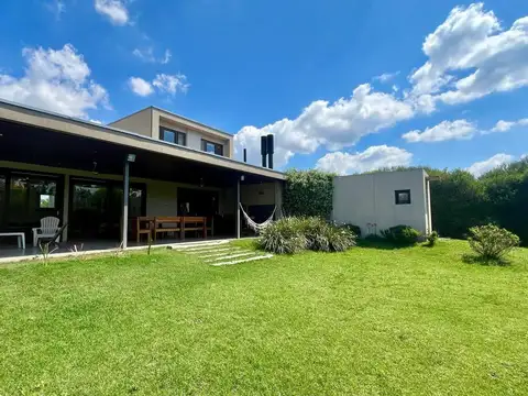 Casa en Alquiler con 2 cocheras