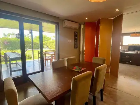 Casa 6 ambientes con 4 baños