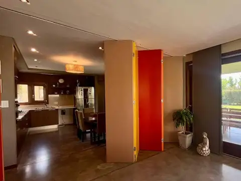 Casa en Alquiler con 2 cocheras