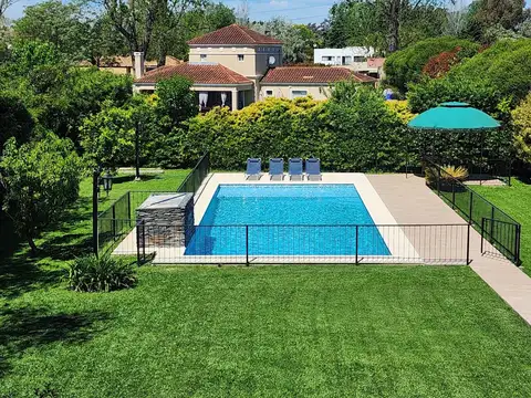 Casa en Alquiler con 1 cochera