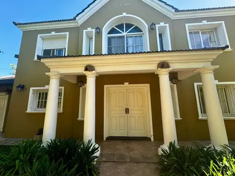 Casa Venta-4 dormitorios, Pileta.  B. Escobar