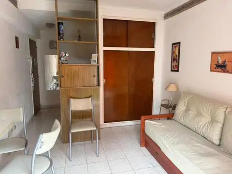 Departamento 1 ambiente con balcón a la calle