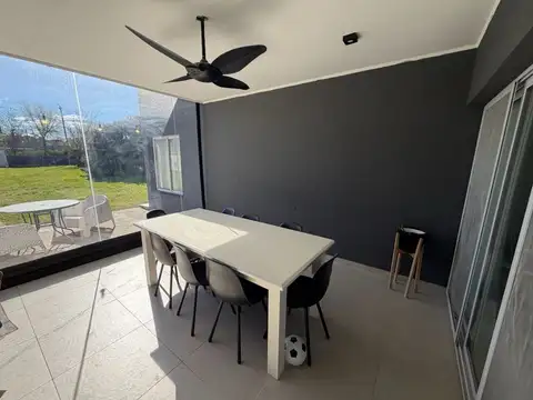 Casa en venta con dos dormitorios, jardin y cochera en El Cardal