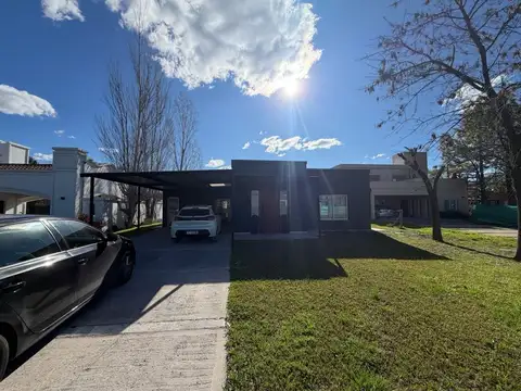 Casa en venta con dos dormitorios, jardin y cochera en El Cardal