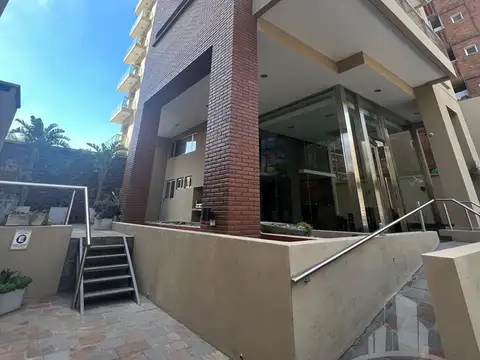 Piso 4 ambientes de categoría con 2 cocheras en venta - Quilmes centro