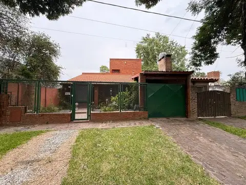 Casa amplia en dos plantas dos dormitorios con piscina y quincho