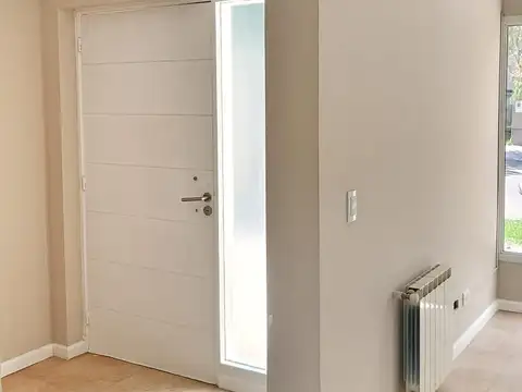 Casa 8 ambientes con 2 baños