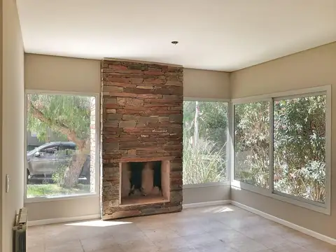 Casa 8 ambientes con 2 baños