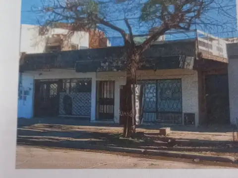 Locales en venta en Ituzaingo Sur , propiedad con 2 unidades PH sn ambas plantas  